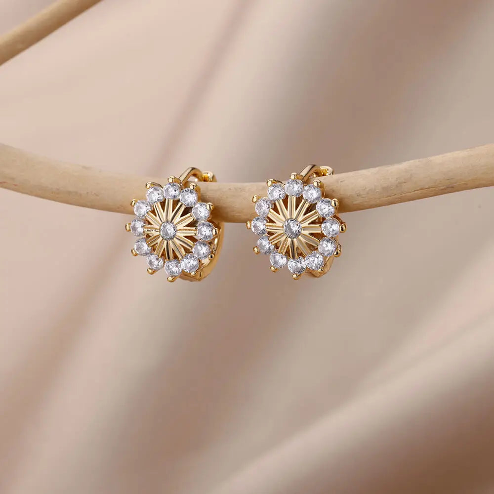 Glittrande Zircon Snöflingeörhängen i Guldton - Eleganta Blommiga Geometriska Hängande Örhängen i Rostfritt Stål för en Lyxig Bröllopslook