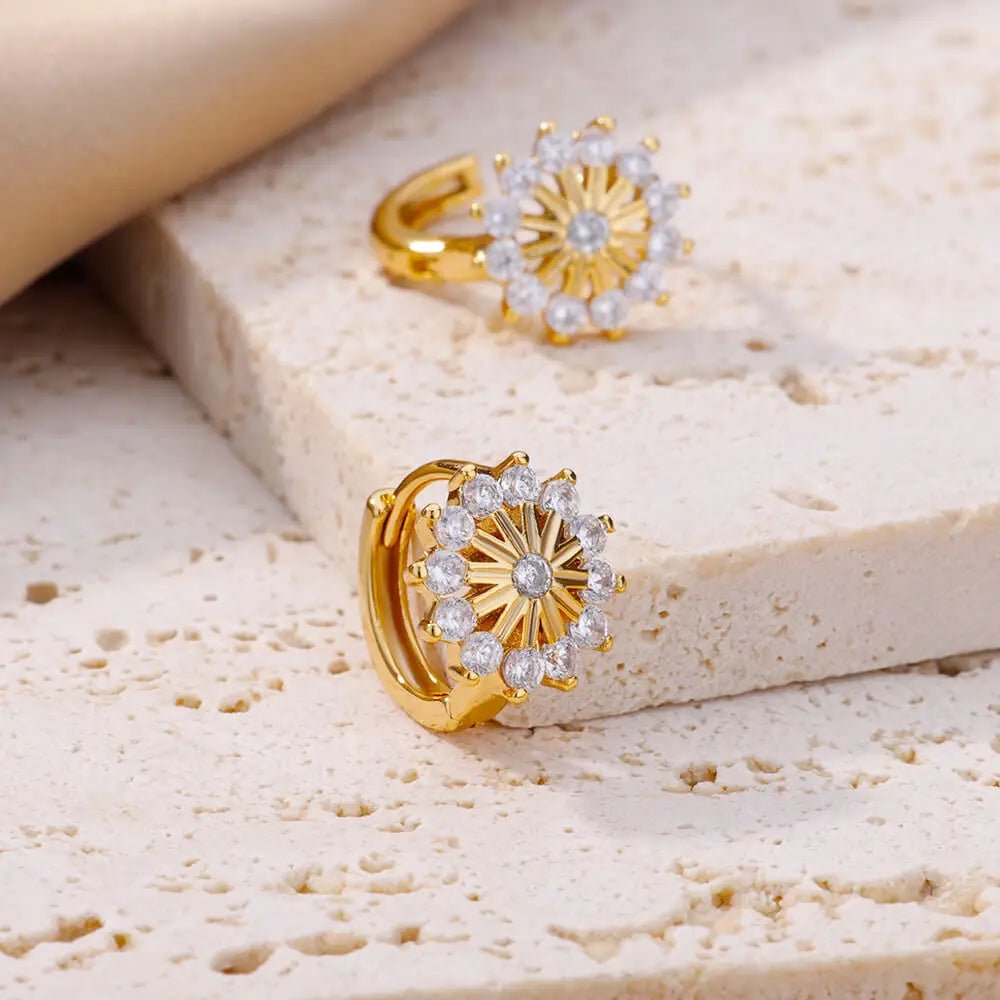 Glittrande Zircon Snöflingeörhängen i Guldton - Eleganta Blommiga Geometriska Hängande Örhängen i Rostfritt Stål för en Lyxig Bröllopslook