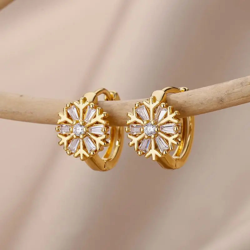Glittrande Zircon Snöflingeörhängen i Guldton - Eleganta Blommiga Geometriska Hängande Örhängen i Rostfritt Stål för en Lyxig Bröllopslook