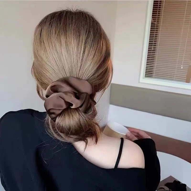 Elegant Satin Scrunchie för Kvinnor - Koreansk Stil Hårband för Hästsvans - Lyxigt Håraccessoar i Silkessatin