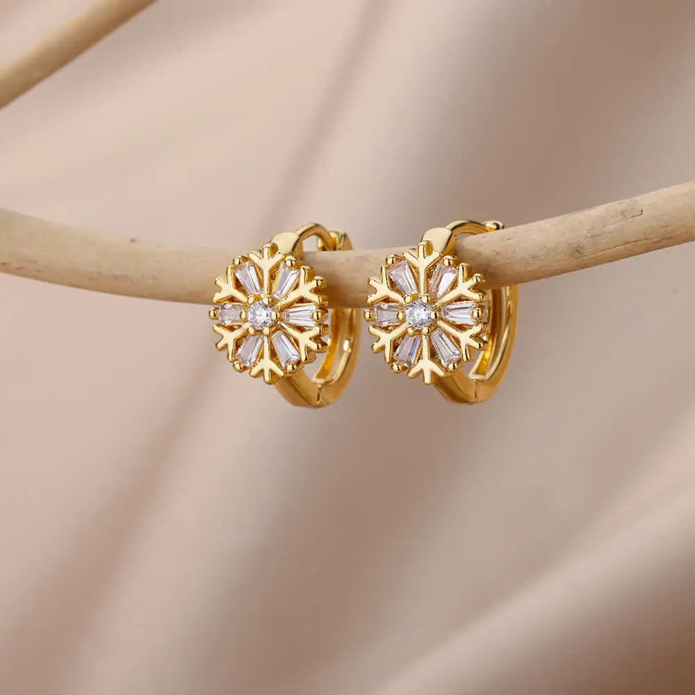 Glittrande Zircon Snöflingeörhängen i Guldton - Eleganta Blommiga Geometriska Hängande Örhängen i Rostfritt Stål för en Lyxig Bröllopslook