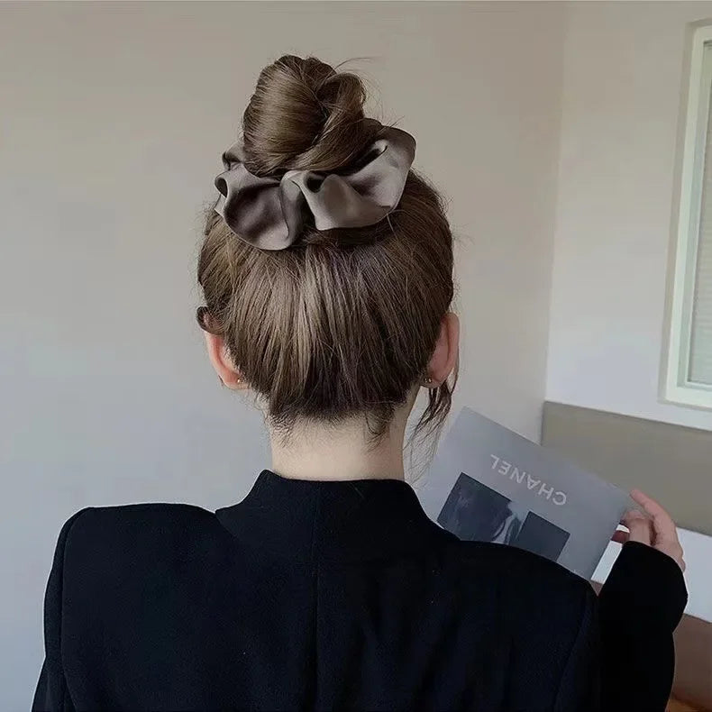 Elegant Satin Scrunchie för Kvinnor - Koreansk Stil Hårband för Hästsvans - Lyxigt Håraccessoar i Silkessatin
