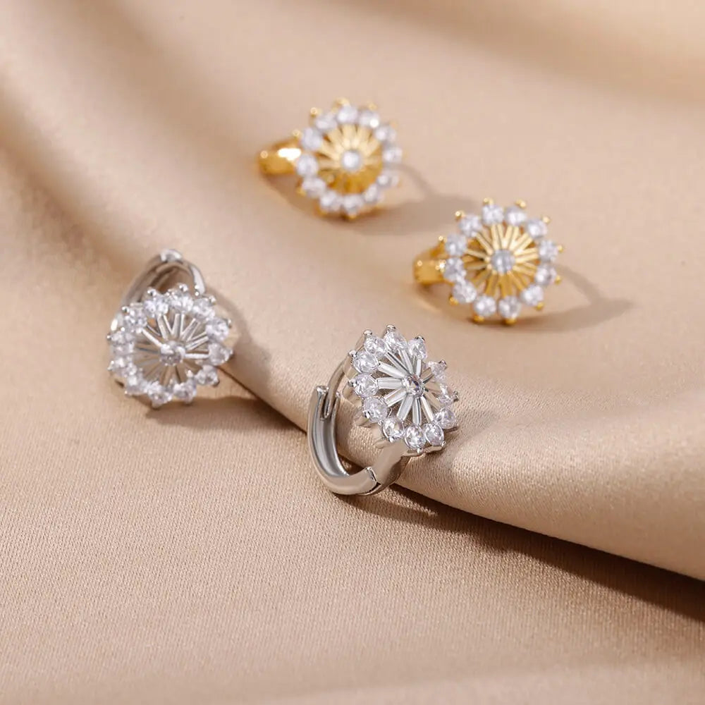 Glittrande Zircon Snöflingeörhängen i Guldton - Eleganta Blommiga Geometriska Hängande Örhängen i Rostfritt Stål för en Lyxig Bröllopslook