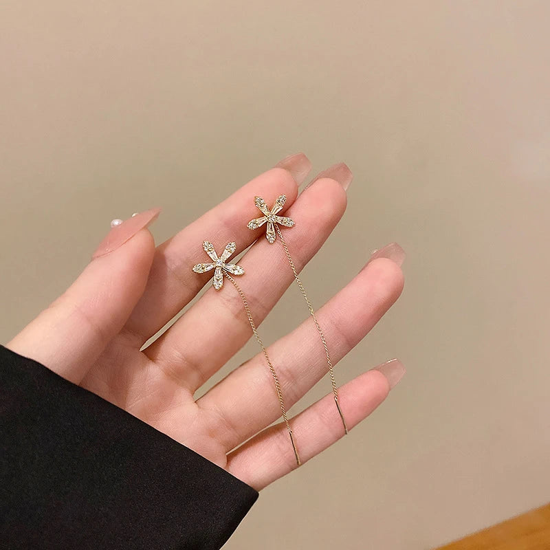 Elegant S925 Silver Örhängen med Mikronålad Zirkon i Blomdesign - Exklusiva Hängande Smycken för En Lyxig Känsla