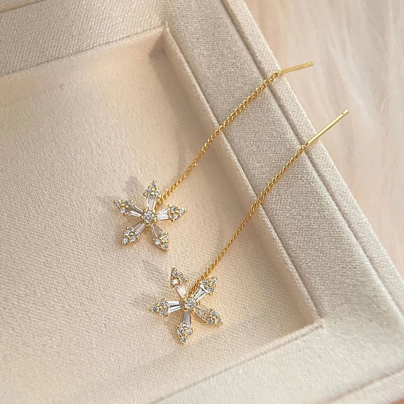 Elegant S925 Silver Örhängen med Mikronålad Zirkon i Blomdesign - Exklusiva Hängande Smycken för En Lyxig Känsla