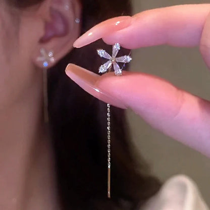Elegant S925 Silver Örhängen med Mikronålad Zirkon i Blomdesign - Exklusiva Hängande Smycken för En Lyxig Känsla
