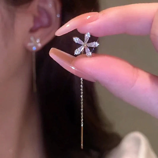 Elegant S925 Silver Örhängen med Mikronålad Zirkon i Blomdesign - Exklusiva Hängande Smycken för En Lyxig Känsla