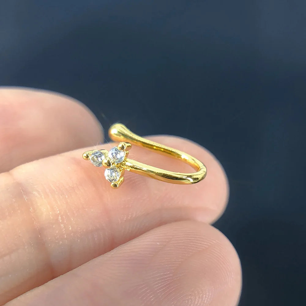 Falsk Piercing Clip Nässmycke - Trendigt Kroppssmycke för Kvinnor - 1 Styck Örclip med Hjärtan, Stjärnor, Blommor och Fjärilar
