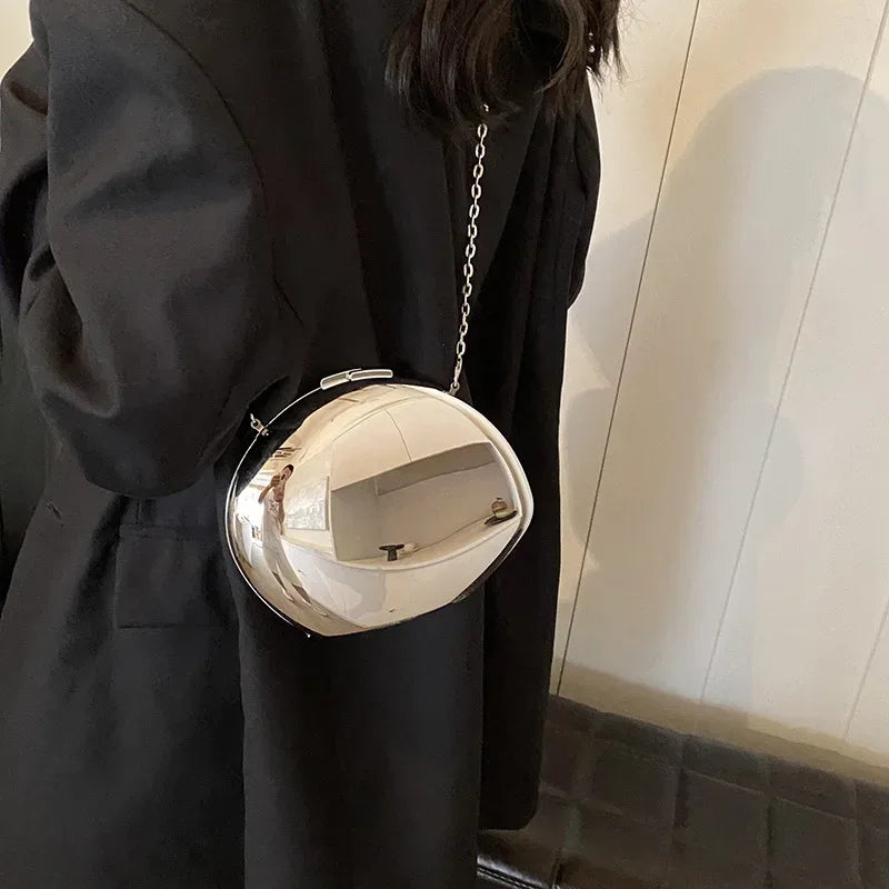 Chic Acrylic Shell Bag
✨ Modern design for special evenings
- Shiny and sleek in gold and silver
- Perfect for parties and events
- Lightweight with a durable shoulder strap
📦 Buy now a