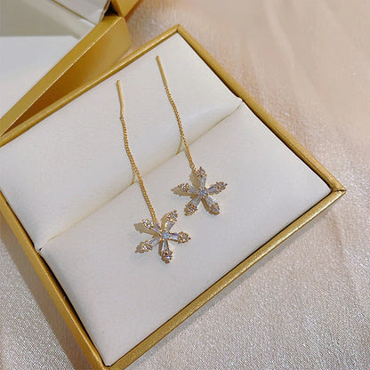 Elegant S925 Silver Örhängen med Mikronålad Zirkon i Blomdesign - Exklusiva Hängande Smycken för En Lyxig Känsla