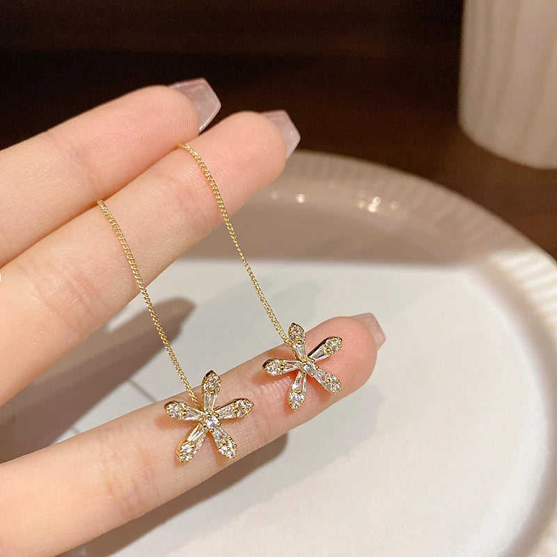 Elegant S925 Silver Örhängen med Mikronålad Zirkon i Blomdesign - Exklusiva Hängande Smycken för En Lyxig Känsla