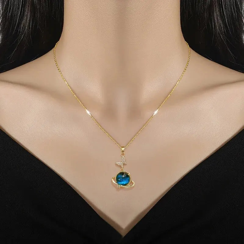 Lätt Lyxig Titanium Stål Stjärnserie Halsband för Kvinnor - Guldfärgad Planet, Måne och Astronaut Pärl-Halsband. Perfekta Smycken för Gåvor!