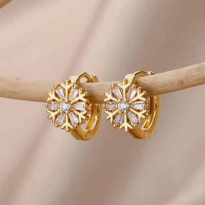 Glittrande Zircon Snöflingeörhängen i Guldton - Eleganta Blommiga Geometriska Hängande Örhängen i Rostfritt Stål för en Lyxig Bröllopslook
