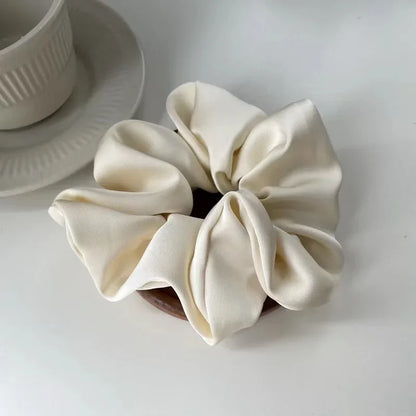 Elegant Satin Scrunchie för Kvinnor - Koreansk Stil Hårband för Hästsvans - Lyxigt Håraccessoar i Silkessatin