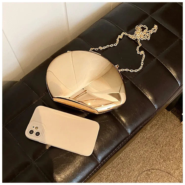 Chic Acrylic Shell Bag
✨ Modern design for special evenings
- Shiny and sleek in gold and silver
- Perfect for parties and events
- Lightweight with a durable shoulder strap
📦 Buy now a