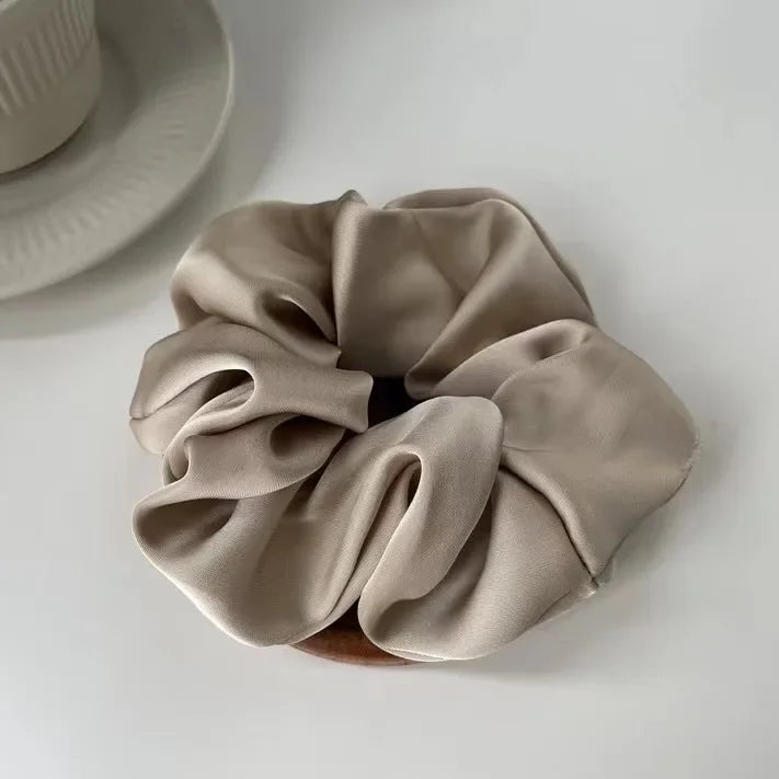 Elegant Satin Scrunchie för Kvinnor - Koreansk Stil Hårband för Hästsvans - Lyxigt Håraccessoar i Silkessatin