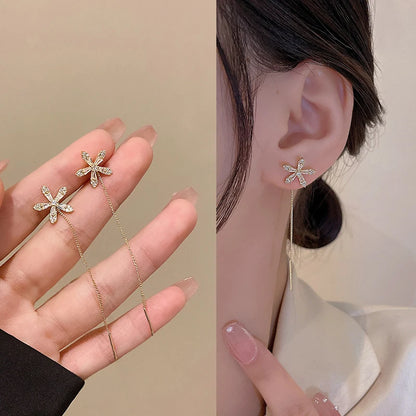 Elegant S925 Silver Örhängen med Mikronålad Zirkon i Blomdesign - Exklusiva Hängande Smycken för En Lyxig Känsla
