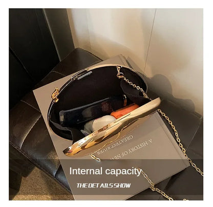 Chic Acrylic Shell Bag
✨ Modern design for special evenings
- Shiny and sleek in gold and silver
- Perfect for parties and events
- Lightweight with a durable shoulder strap
📦 Buy now a