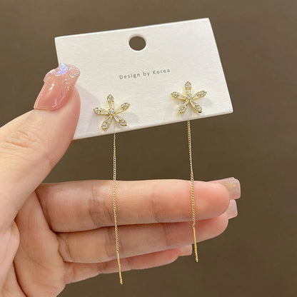 Elegant S925 Silver Örhängen med Mikronålad Zirkon i Blomdesign - Exklusiva Hängande Smycken för En Lyxig Känsla