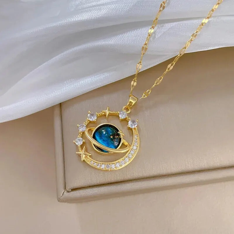 Lätt Lyxig Titanium Stål Stjärnserie Halsband för Kvinnor - Guldfärgad Planet, Måne och Astronaut Pärl-Halsband. Perfekta Smycken för Gåvor!