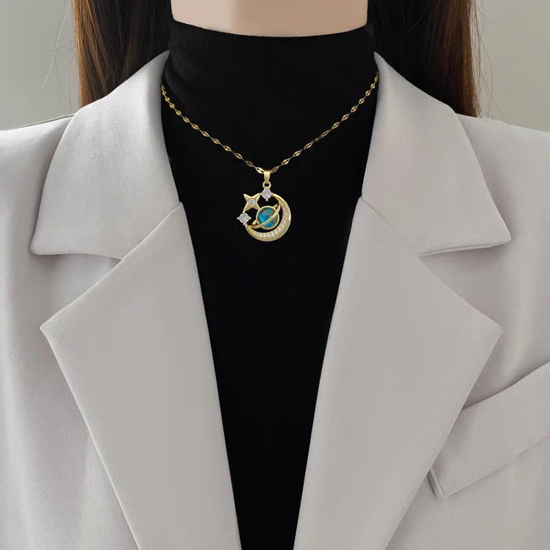 Lätt Lyxig Titanium Stål Stjärnserie Halsband för Kvinnor - Guldfärgad Planet, Måne och Astronaut Pärl-Halsband. Perfekta Smycken för Gåvor!