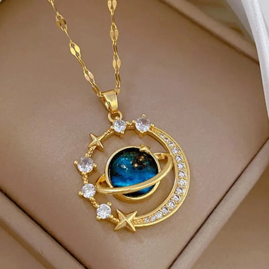 Lätt Lyxig Titanium Stål Stjärnserie Halsband för Kvinnor - Guldfärgad Planet, Måne och Astronaut Pärl-Halsband. Perfekta Smycken för Gåvor!
