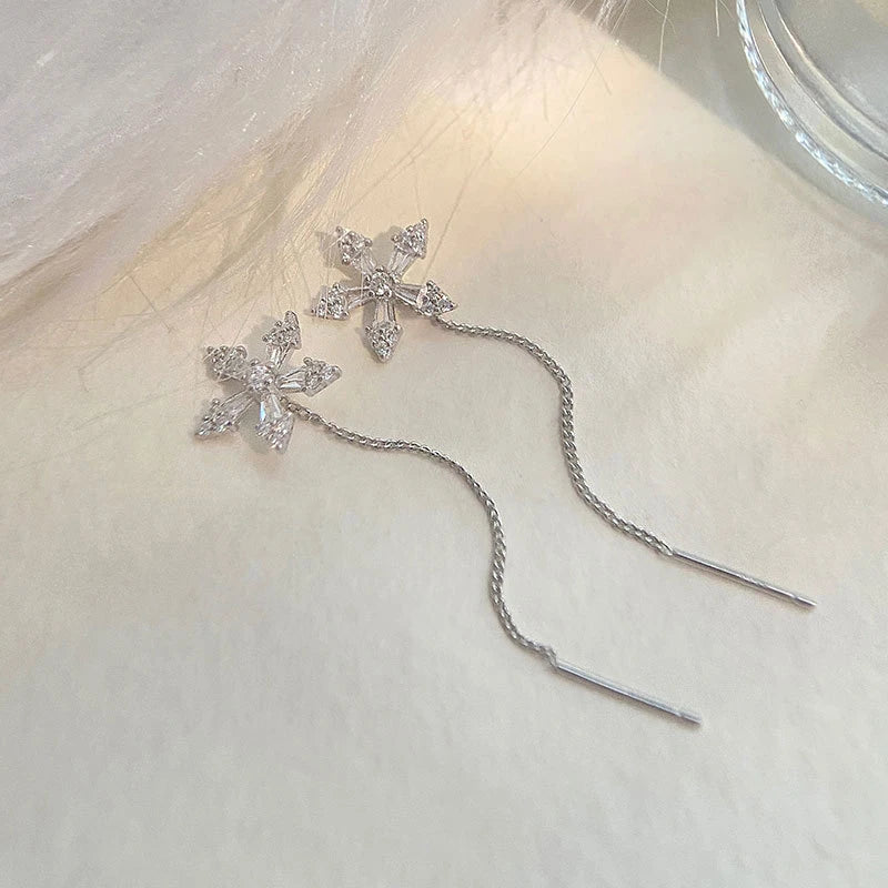 Elegant S925 Silver Örhängen med Mikronålad Zirkon i Blomdesign - Exklusiva Hängande Smycken för En Lyxig Känsla
