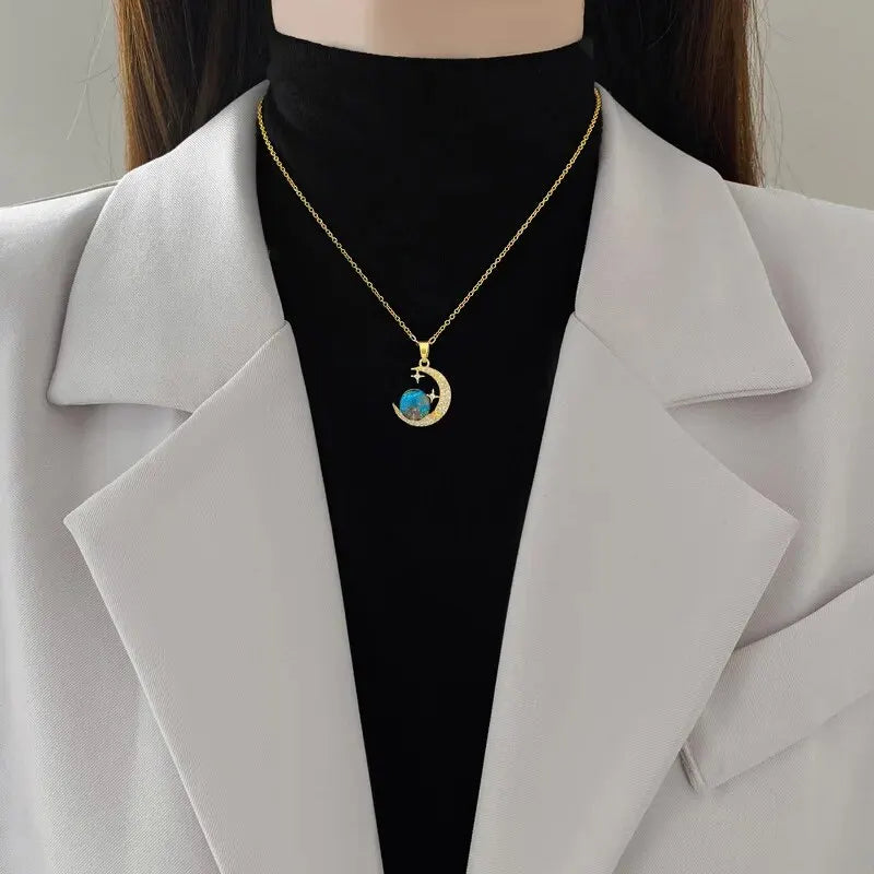 Lätt Lyxig Titanium Stål Stjärnserie Halsband för Kvinnor - Guldfärgad Planet, Måne och Astronaut Pärl-Halsband. Perfekta Smycken för Gåvor!