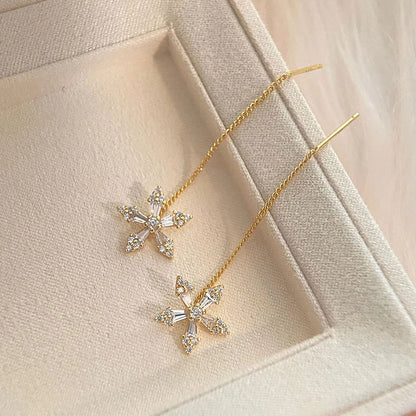 Elegant S925 Silver Örhängen med Mikronålad Zirkon i Blomdesign - Exklusiva Hängande Smycken för En Lyxig Känsla