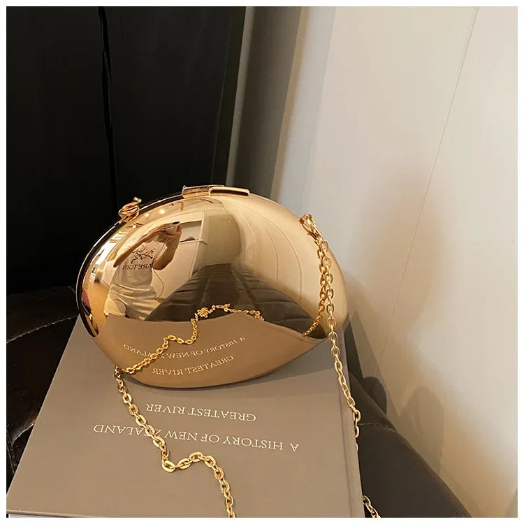 Chic Acrylic Shell Bag
✨ Modern design for special evenings
- Shiny and sleek in gold and silver
- Perfect for parties and events
- Lightweight with a durable shoulder strap
📦 Buy now a